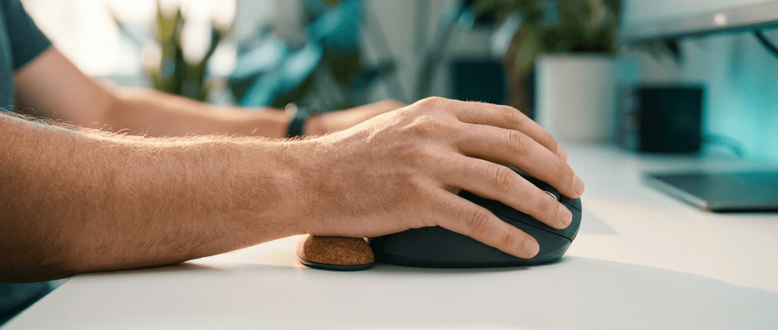 Wireless vs Wired Vertical Mouse: Which to Buy (2026)